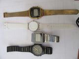 beaucoup de montres et une montre posée sur une table