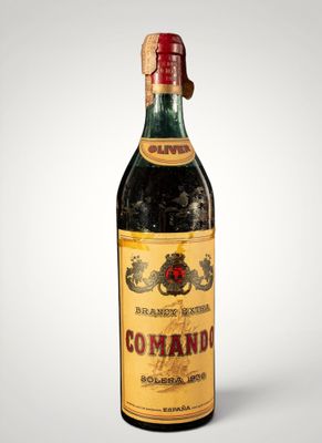 gros plan d'une bouteille de vin sur une surface blanche