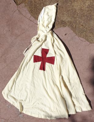 un sac orné d'une croix rouge, posé par terre