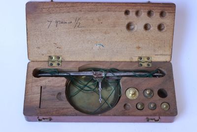une petite boîte en bois avec une horloge à l'intérieur