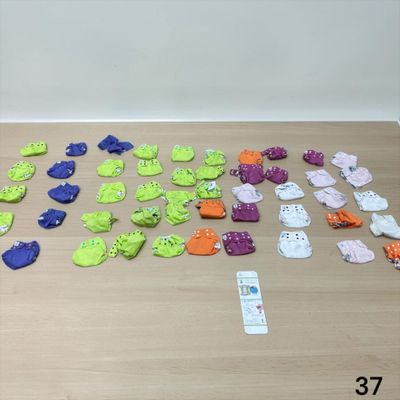 une table sur laquelle sont disposés de nombreux jouets en plastique de toutes sortes