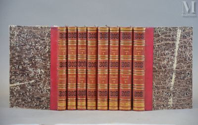 une image montrant une rangée de livres posés sur une étagère