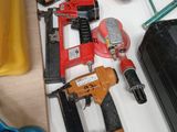 un grand nombre d'outils posés sur une table