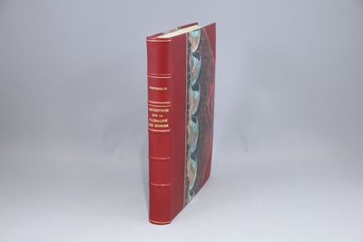un livre rouge posé sur une table