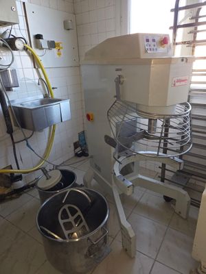 une photo d'une cuisine avec un mixeur et un seau
