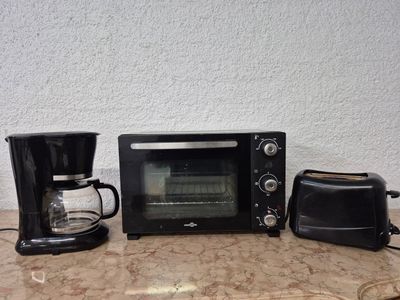 un grille-pain, une cafetière et un four grille-pain posés sur un plan de travail