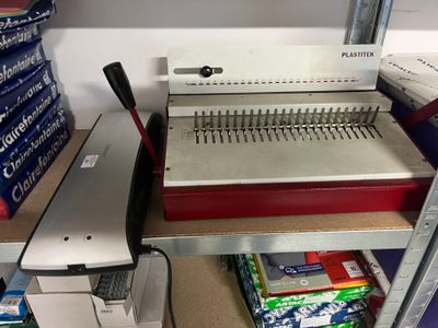 une machine qui se trouve sur une étagère dans une pièce