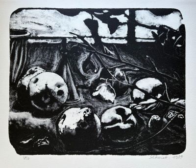 une photo en noir et blanc représentant un tas de crânes