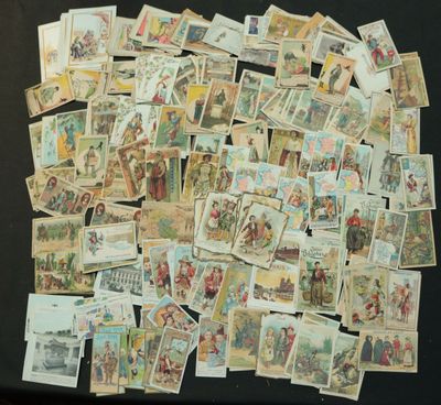 une pile de vieilles cartes postales posée sur une table