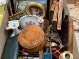 une boîte remplie d'objets assortis sur une table