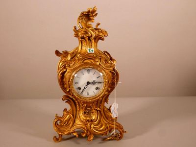 une horloge en or posée sur une table