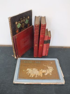 trois livres posés sur une table l'un à côté de l'autre