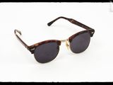 gros plan d'une paire de lunettes de soleil sur fond blanc