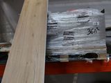 une grande pile de bois posée sur une étagère dans un magasin