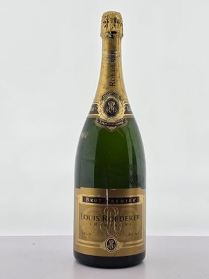 une photo d'une bouteille de champagne posée sur une table