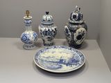 plusieurs vases bleus et blancs et une assiette posés sur une table