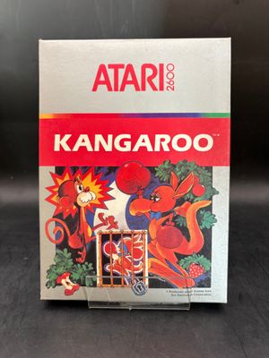 un gros plan sur une boîte de jeux Atari posée sur une table