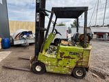 un chariot élévateur à fourche qui est assis dans la terre