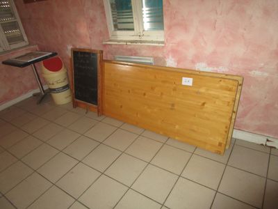 une petite cuisine équipée d'une table et d'un réfrigérateur