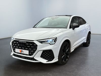 une Audi QX blanche garée dans une pièce blanche