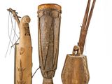 trois types différents d'instruments de musique africains sur fond blanc