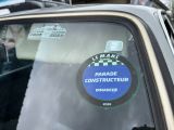 un autocollant sur la vitre d'une voiture sur lequel est écrit « Le Mans »