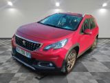 la voiture rouge est garée sur un sol en damier dans le garage