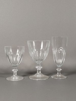 trois verres à pied en verre transparent posés sur une table