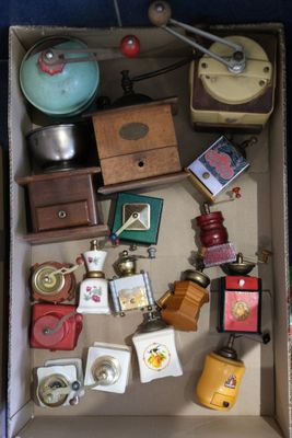 une boîte remplie d'objets variés qui s'y trouvent