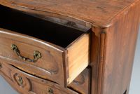 Commode à façade légèrement galbée en châtaignier ouvrant pa… (photo 3)