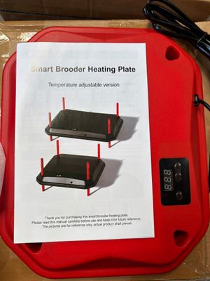 une boîte sur laquelle sont posées deux plaques chauffantes rouges
