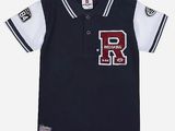 un polo avec un logo rouge et blanc sur la poitrine