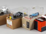quatre modèles différents de voitures dans une vitrine