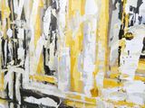 peinture abstraite composée de rayures jaunes et noires sur un fond blanc et noir