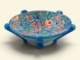 un bol bleu avec un motif floral
