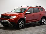 La Dacia rouge est garée sur un sol à damier.