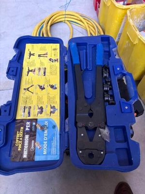 une pince et une boîte à outils posées par terre