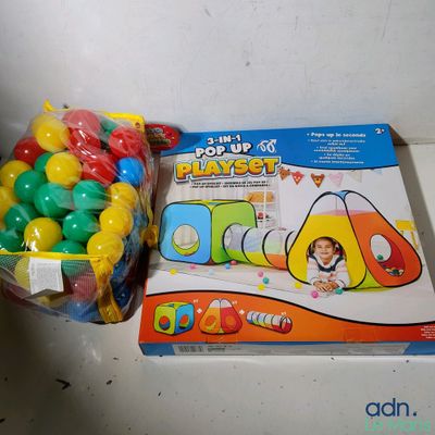 une boîte de jouets et un sac de balles posés sur une table