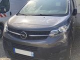 deux camionnettes garées l'une à côté de l'autre dans un parking