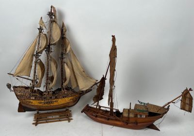 deux maquettes de bateaux placées l'une à côté de l'autre