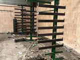 deux bancs placés au milieu d'un bâtiment