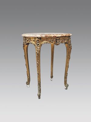 une petite table avec un plateau en marbre sur fond gris