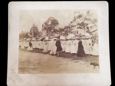 une vieille photo montrant un groupe de femmes alignées