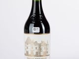 une bouteille de vin posée sur une table