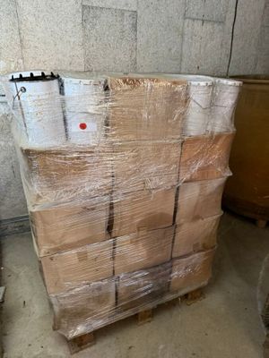 une pile de boîtes posées sur une palette dans une pièce