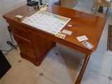 un bureau en bois sur lequel est posé un calendrier