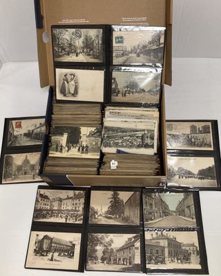 une vieille photo montrant une pile de vieilles cartes postales dans une boîte