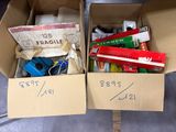 deux cartons posés par terre, contenant chacun des objets différents