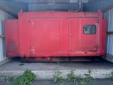 un camion rouge garé devant un bâtiment