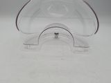 une image montrant un gros plan d'un objet transparent posé sur une surface blanche